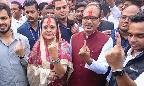 குடும்பத்துடன் தனது வாக்கை பதிவு செய்தார் மத்திய பிரதேச முதல்-மந்திரி சிவராஜ் சிங் சவுகான்!