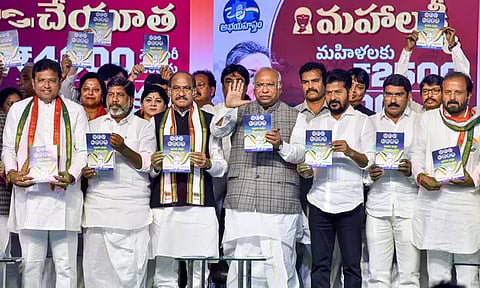 தெலுங்கானாவில் கவர்ச்சிகரமான தேர்தல் அறிக்கையை வெளியிட்டது காங்கிரஸ்..!