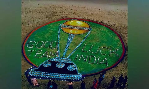 உலகக்கோப்பை இறுதிப்போட்டியில் இந்தியா வெற்றிபெற மணல் சிற்பம் வரைந்து வாழ்த்திய சுதாசன் பட்நாயக்