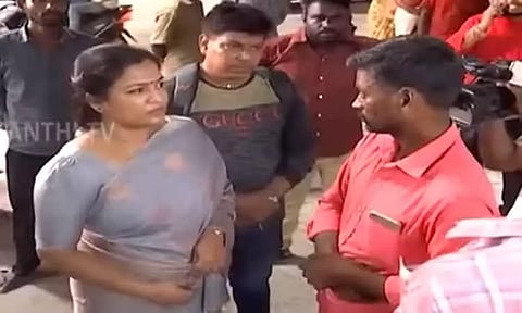 குன்றத்தூரில் பஸ்சில் இருந்து விழுந்த மாணவனின் கால்கள் அகற்றம் - நடிகை ரஞ்சனா நாச்சியார் நேரில் ஆறுதல்