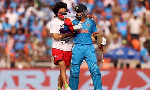 உலகக்கோப்பை இறுதிப்போட்டியின் போது ஆடுகளத்திற்குள் புகுந்து இடையூறு செய்த ரசிகர் மீது வழக்குப்பதிவு