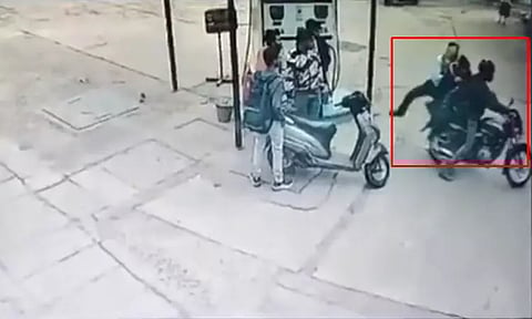 மத்திய பிரதேசம்: பெட்ரோல் நிலையத்தில் பைக்கில் சிறுமியை கடத்திய மர்ம நபர்கள்