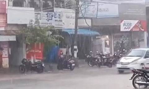 சென்னையில் விட்டு விட்டு பெய்து வரும் கனமழை