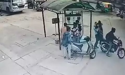 பட்டப்பகலில் கல்லூரி மாணவி கடத்தல்.. லாட்ஜில் இருந்து மீட்ட போலீசார்