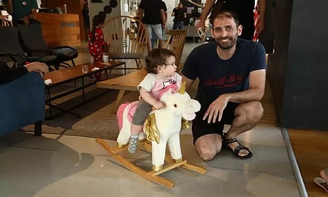 போரில் பெற்றோர்... குழந்தைகளை மகிழ்வித்த பின் மேஜிக் நிபுணர் கண்ணீர்