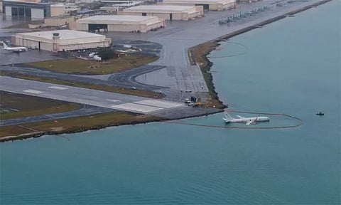 ஹவாய் தீவில் கடலில் பாய்ந்த கடற்படை விமானம்..!