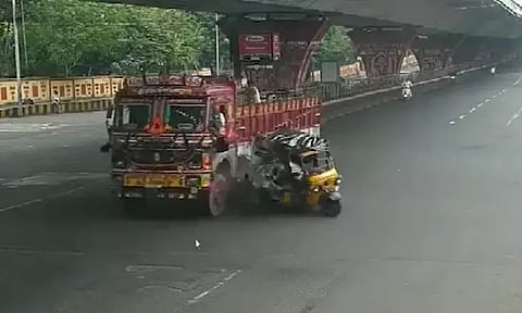 லாரி மீது பாய்ந்த ஆட்டோ: தூக்கி வீசப்பட்ட பள்ளி குழந்தைகள் - மனதை பதைபதைக்கும் சிசிடிவி காட்சி