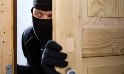 திருட சென்ற இடத்தில் சத்தமாக குறட்டை விட்டு தூங்கியதால் சிக்கிக்கொண்ட திருடன்..!