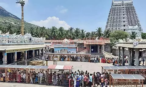 நாளை மகா தீபம்... திருவண்ணாமலையில் குவியும் பக்தர்கள்...!