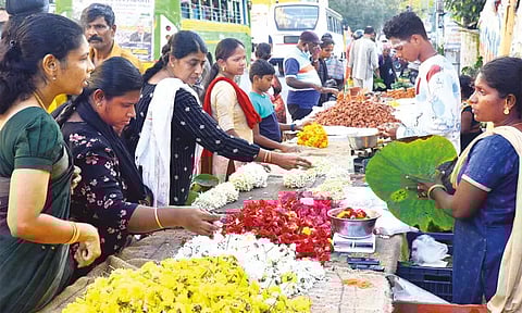 கார்த்திகை தீபத்திருவிழாவையொட்டி பூக்களின் விலை கிடுகிடு உயர்வு
