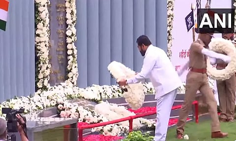 மும்பை பயங்கரவாத தாக்குதல்; 15-வது நினைவு தினத்தில் ஏக்நாத் ஷிண்டே மரியாதை