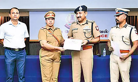 சென்னையில் சிறப்பாக பணியாற்றிய 35 போலீசாருக்கு கமிஷனர் பாராட்டு