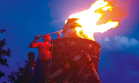 மதுரையில் 1,400 அடி உயரத்தில் ஏற்றப்பட்ட மகா தீபம்... திரளான பக்தர்கள் சாமி தரிசனம்...!