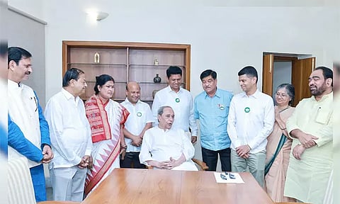 விருப்ப ஓய்வுக்குப் பின் அரசியல்... நவீன் பட்நாயக்கின் கட்சியில் இணைந்த தமிழக முன்னாள் ஐஏஎஸ் அதிகாரி