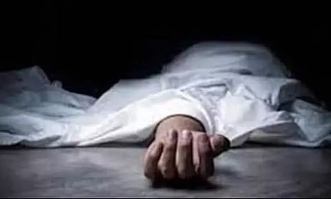 தாயின் சடலத்தை ஒரு வருட காலமாக வீட்டில் வைத்திருந்த மகள்கள்