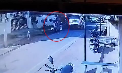 சினிமாவை மிஞ்சும் சம்பவம்.. பட்டப்பகலில் ஆசிரியை கடத்தல்: வெளியான சிசிடிவி காட்சி