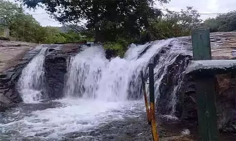 கும்பக்கரை அருவியில் வெள்ளப்பெருக்கு: சுற்றுலா பயணிகளுக்கு தடை