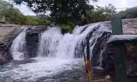 கும்பக்கரை அருவியில் வெள்ளப்பெருக்கு: சுற்றுலா பயணிகளுக்கு தடை