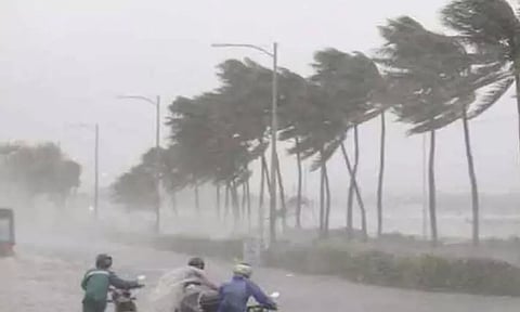 புயல் கரையை கடக்கும் வரை.... பொதுமக்கள் வெளியே வரவேண்டாம் - காவல்துறை எச்சரிக்கை