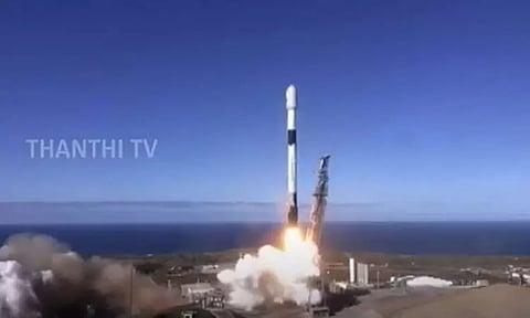 தென் கொரியாவின் முதல் உளவு செயற்கைக்கோள்; பால்கன்-9 ராக்கெட் மூலம் விண்ணில் செலுத்தப்பட்டது