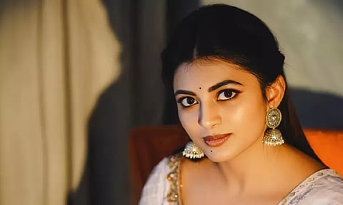 கவர்ச்சியில் களமிறங்கிய கயல் ஆனந்தி