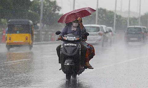 சென்னை மற்றும் புறநகர் பகுதிகளில் விட்டு விட்டு மழை..!