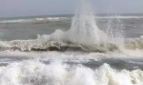 புயல் எதிரொலி: சென்னை காசிமேடு, எண்ணூர் கடற்கரைப் பகுதியில் கடல் சீற்றம்
