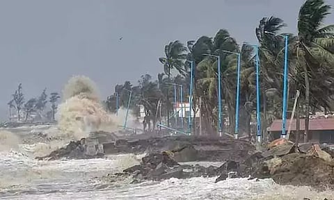 தமிழகத்தில் புயல் பாதிப்பு; அவசர உதவி எண்கள் அறிவிப்பு