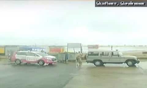 புயல் எச்சரிக்கையை தொடர்ந்து சென்னை மெரினா கடற்கரை மூடல் - பொதுமக்கள் வெளியேற்றம்