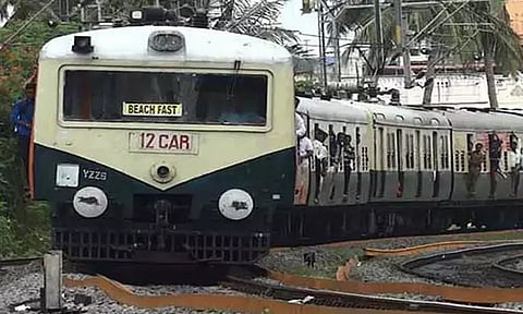நாளை புறநகர் ரெயில்கள் ஞாயிற்றுக்கிழமை அட்டவணைப்படி இயங்கும் - ரெயில்வே நிர்வாகம் அறிவிப்பு