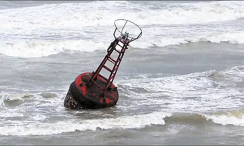 திருவொற்றியூர் கடற்கரையில் கப்பல்களுக்கு வழிகாட்டும் மிதவை சிக்னல் ரேடார் கரை ஒதுங்கியது