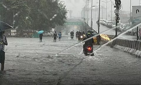 சென்னையை புரட்டி எடுக்கும் கனமழை: பாதிக்கப்பட்டவர்கள் தொடர்பு கொள்ள உதவி எண்களை அறிவித்த அதிமுக..!