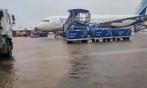 தொடர் கனமழை...!! சென்னை விமான நிலையம் நாளை காலை வரை மூடல்