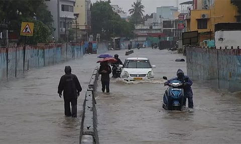 சென்னை விருகம்பாக்கத்தில் சாலையில் தேங்கிய மழை நீரை படத்தில் காணலாம்