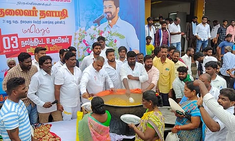 மிக்ஜம் புயல் : பாதிக்கப்பட்ட மக்களுக்கு உணவு வழங்கிய விஜய் மக்கள் இயக்கத்தினர்