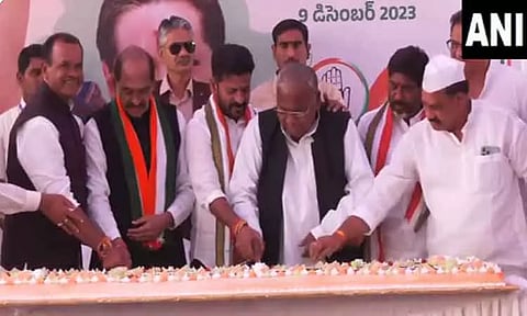 சோனியா காந்தி பிறந்தநாள்; தெலுங்கானா முதல்-மந்திரி ரேவந்த் ரெட்டி உள்ளிட்ட காங்கிரஸ் தலைவர்கள் கேக் வெட்டி கொண்டாட்டம்