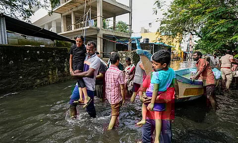 மழை வெள்ளம்; பாதிக்கப்பட்டவர்களுக்கு ரூ.5 ஆயிரம் நிவாரணம்? தமிழக அரசு பரிசீலனை என தகவல்