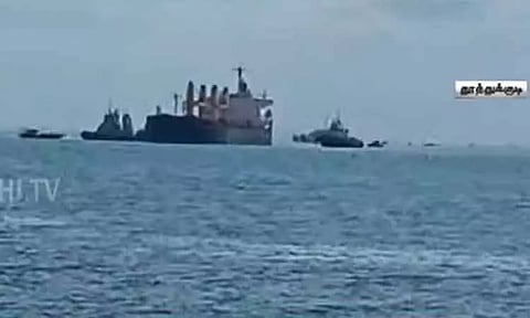 தூத்துக்குடி துறைமுகம் அருகே தரைதட்டி நிற்கும் எகிப்து கப்பல் - மீட்புப் பணிகள் தீவிரம்