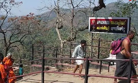 அய்யப்பன் கோயிலுக்கு நடைபயணமாக செல்லும் பக்தர்கள்