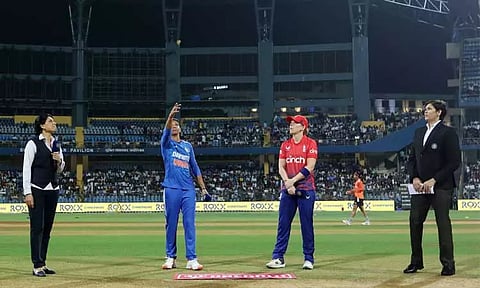பெண்கள் டி20 : இந்தியாவுக்கு எதிரான ஆட்டத்தில் இங்கிலாந்து பேட்டிங் தேர்வு