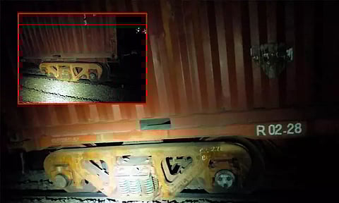 மராட்டியம்: சரக்கு ரெயிலின் 7 பெட்டிகள் தடம் புரண்டன; ரெயில் சேவை பாதிப்பு