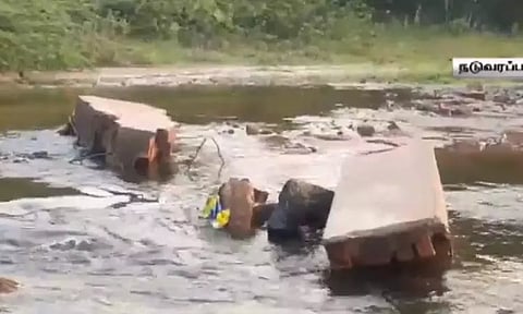 அதிகாலையில் திடீரென உடைந்த ஏரி.. குடியிருப்புகளை சூழ்ந்த வெள்ள நீரால் பொதுமக்கள் அவதி