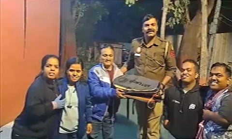 ரிக்சாவில் தவற விட்ட பதக்கங்கள் கொண்ட பையை மீட்ட டெல்லி போலீசார்; மாற்றுத்திறனாளி வீரர் மகிழ்ச்சி