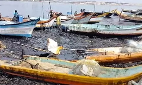 சென்னை எண்ணூரில் எண்ணெய் கசிவு - விரைந்து அகற்ற தமிழக அரசு நடவடிக்கை