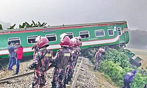 வங்காளதேசத்தில் எக்ஸ்பிரஸ் ரெயில் தடம் புரண்டு விபத்து: ஒருவர் பலி