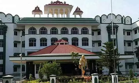 மதுரை மீனாட்சி அம்மன் கோவில் அறங்காவலர் குழு நியமனத்தை எதிர்த்த வழக்கு - மதுரை ஐகோர்ட்டு கிளை தள்ளுபடி