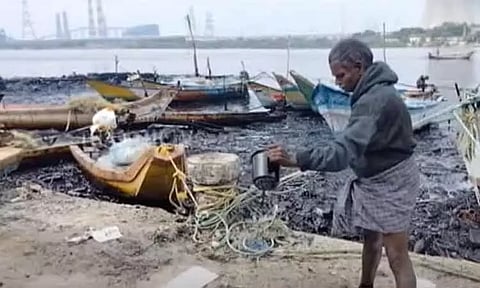 சென்னை எண்ணூரில் இதுவரை 40 டன் எண்ணெய் கழிவுகள் அகற்றப்பட்டுள்ளதாக தகவல்