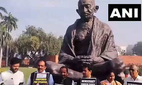 நாடாளுமன்ற வளாகத்தில் எதிர்க்கட்சி எம்.பிக்கள் போராட்டம்