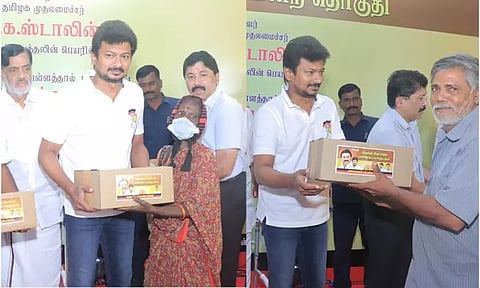 சென்னை அண்ணா நகரில் 80 ஆயிரம் குடும்பங்களுக்கு மழை நிவாரண பொருட்கள்- அமைச்சர் உதயநிதி வழங்கினார்