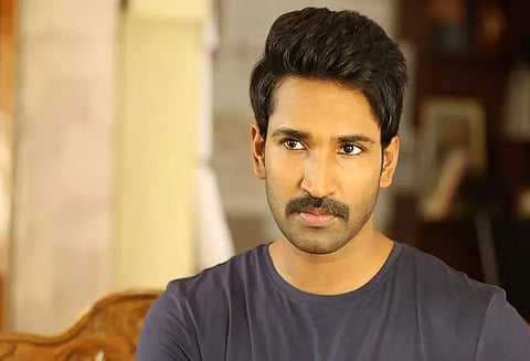 மிரட்டும் லுக்கில் ஆதி.. எதிர்பார்ப்பில் ரசிகர்கள்